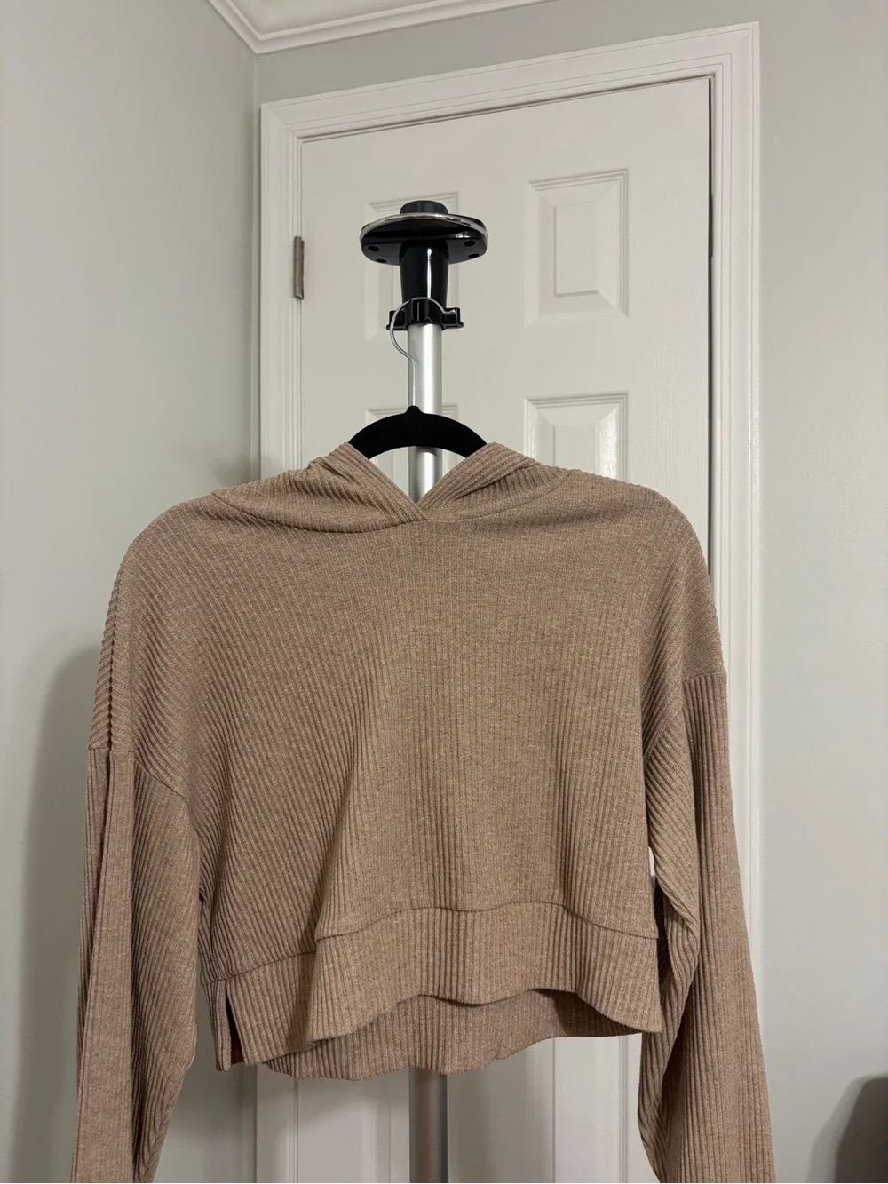 ALO Yoga Cropped Ribbed Hoodie in Taupe